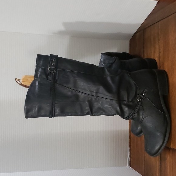 Boots - Picture 2 of 6